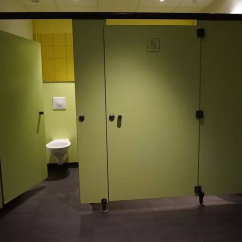 installation cloison stratifée sanitaires